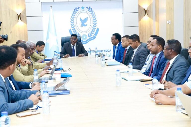 Shir looga hadlayay xoojinta amniga xuduudaha oo Lagu qabtay Muqdisho Shir looga hadlayay xoojinta amniga xuduudaha oo Lagu qabtay Muqdisho