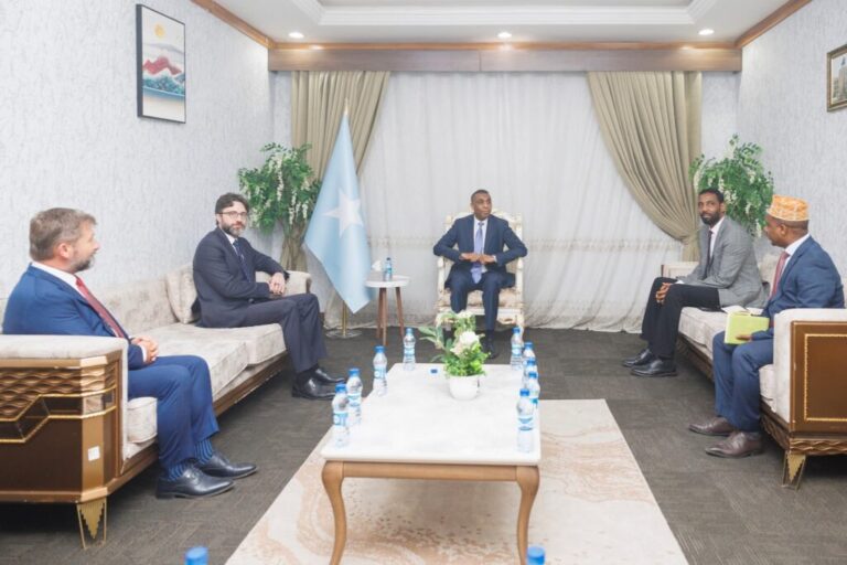 Ra’iisulwasaaraha  XFS  oo xafiiskiisa ku qaabilay safiirka Turkiga u fadhiya Muqdisho