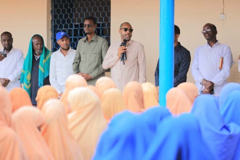 Wasiirka Dekadaha iyo Gaadiidka oo kormeer ku tagay xarunta iskuul taariikhiga ah ee degmada Waajid