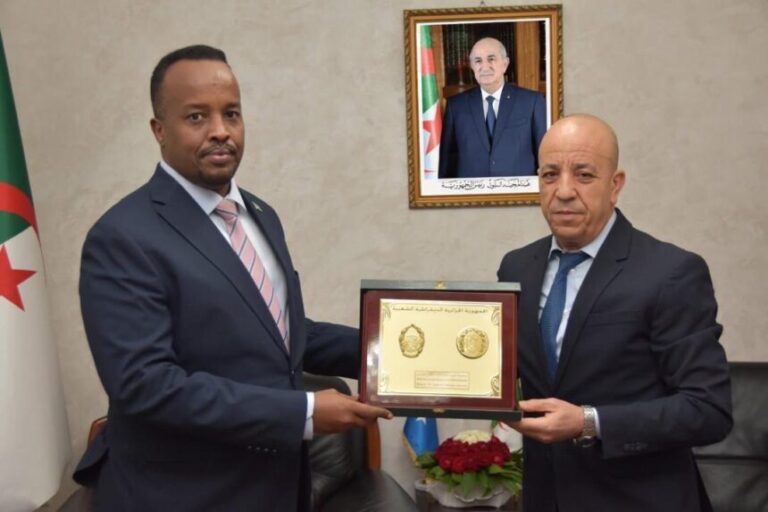 Safiirka JFS ee Aljeeriya oo kulan la qaatay Taliyaha Guud ee Booliska dalkaas Safiirka JFS ee Aljeeriya oo kulan la qaatay Taliyaha Guud ee Booliska dalkaas