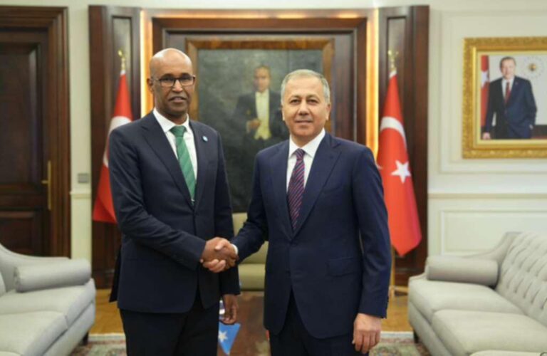 Safaaradda Soomaaliya ee Ankara oo kala hadashay Turkiga Sharciga Deggenaanshaha  Soomaalida