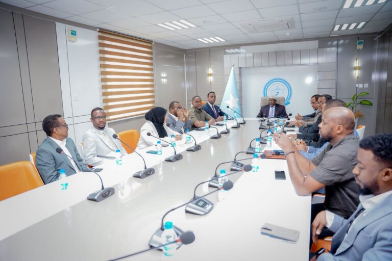 Guddoomiyaha Golaha Shacabka oo booqasho ku tagay Xarunta Dhexe ee Guddiga Doorashooyinka Qaranka