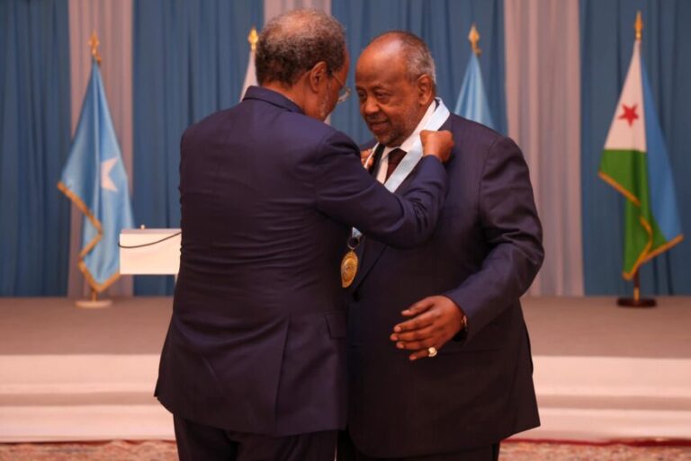 Madaxweyne Xasan Sheekh oo billad sharaf Qaran guddoonsiiyey dhiggiisa dalka Jabuuti