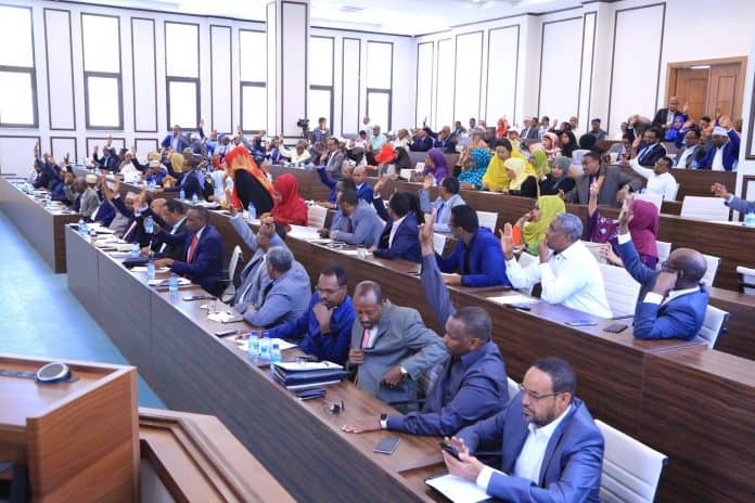 Xildhibaan Cumar Cali Isaaq oo loo doortay xubin ka tirsan Guddiga Dib-u-eegista Dastuurka Xildhibaan Cumar Cali Isaaq oo loo doortay xubin ka tirsan Guddiga Dib-u-eegista Dastuurka