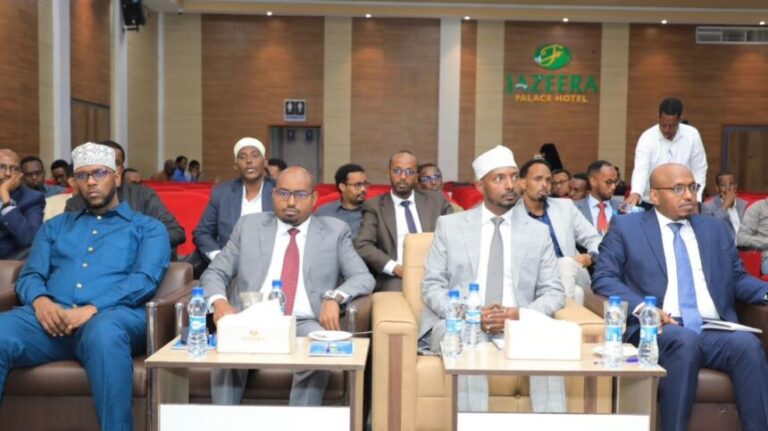 Guddoomiyaha Maxkamadda Sare oo Muqdisho ka furay Shirka Garsoorayaasha Soomaaliyeed.