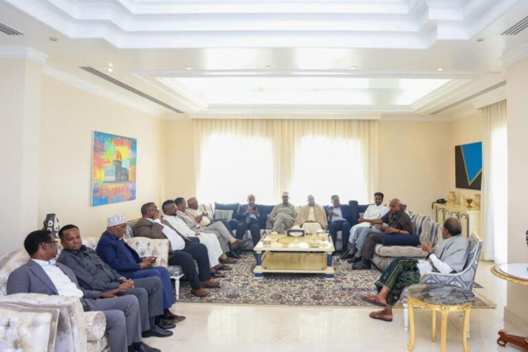 Madaxweyne Xasan Sheekh oo kulan qado sharaf ah ku maamusay Madaxdii hore ee Dalka