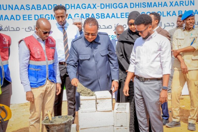 Guddoomiyaha Gobolka Banaadir oo Dhagax-Dhigay Isbitaalka Laga Dhisayo Degmada Garasbaaleey