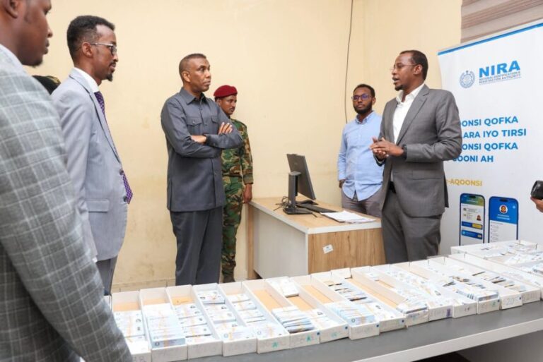 Ra’iisul Wasaare Xamsa oo Kormeer ku tagay mid ka mid ah Xarumaha laga bixiyo Kaarka aqoonsiga Qaranka