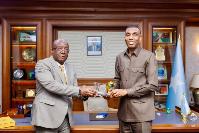 Wasiirka Warfaafinta oo haddiyad ku saabsan Matxafka Carta guddoonsiiyay Ra’iisul Wasaaraha.