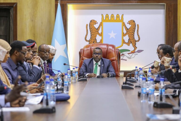 Guddoomiye kuxiyeenka labaad ee Golaha Shacabka oo shir Guddoomiyay Kulanka guddiga joogtada. 