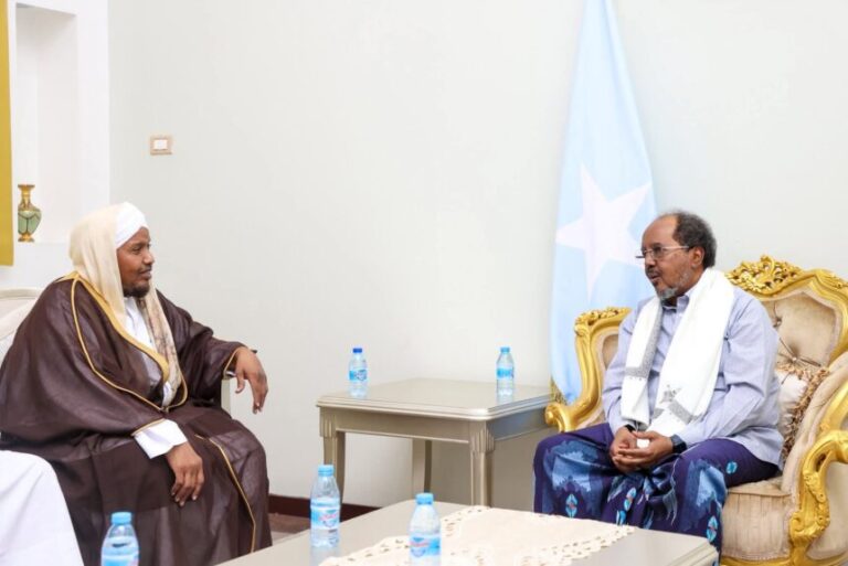 Madaxweyne Xasan Sheekh oo Madaxtooyadda qaranka ku qaabilay Sheekh Cabdirashiid Sh Cali Suufi