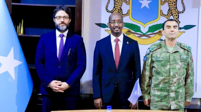 Wasiirka Kalluumeysiga XFS oo maanta xafiiskiisa ku qaabilay Safiirka Turkiga u fadhiya Muqdisho