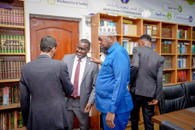 Guddoomiye ku-xigeenka labaad ee BFS oo booqasho ku tagay Xarunta Cilmibaarista iyo Daraasaadka Maqaasid