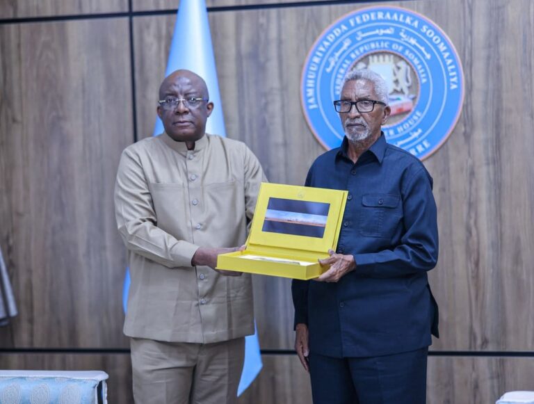 Wasiirka Warfaafinta oo Guddoomiyaha Aqalka Sare Gufdoonsiiyay haddiyad ka timid Madxafka Nabadda Carta.