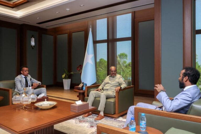 MADAXWEYNE XASAN SHEEKH OO MADAXTOOYADA KU QAABILAY GORSOORE CUMAR CARTAN