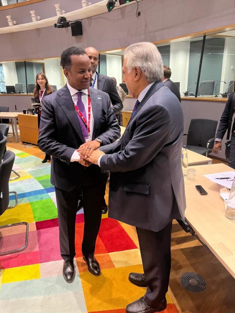 Wasiirka Arrimaha Dibadda Soomaaliya oo la kulmay dhiggiisa Pakistan