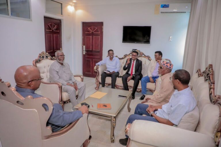 Wasiirka Warfaafinta oo kulan la qaatay masuuliyiinta qeybaha kala duwan ee Wasaaradda.