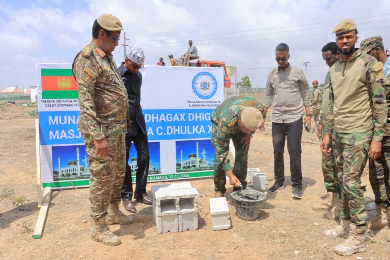 Taliyaha Ciidanka Dhulka iyo Agaasimaha Wasaaradda Awqaafta oo dhagax dhigay Masaajid cusub.