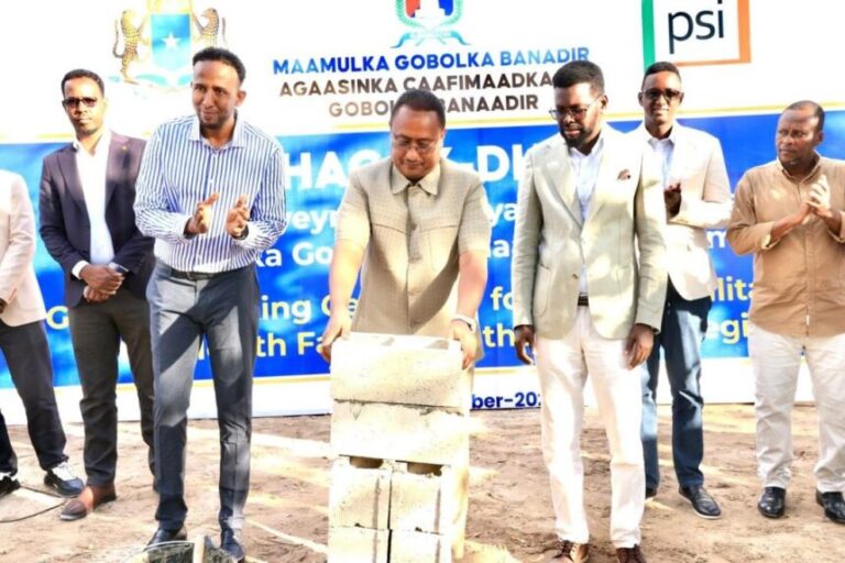 Guddoomiyaha gobolka Banaadir oo dhagax dhigay dib u dayactirka iyo dhismaha 18 xarumo caafimaad