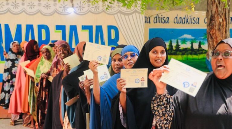 Shacabka Muqdisho oo soo dhoweeyey qaybinta kaarka codbixinta