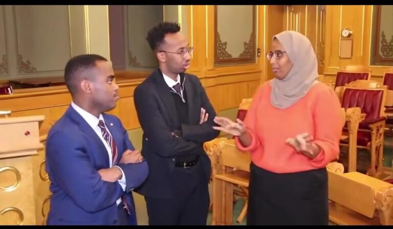 Xildhibaan Fowsi Warsame oo si KMG ah ugu biiray Baarlamaanka Norway.