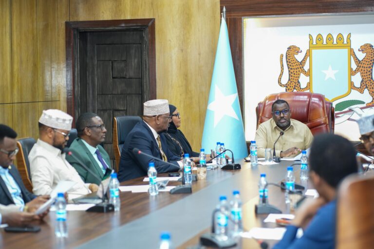 Guddoomiye Abshirow oo shir Guddoomiyay Kulanka guddiga joogtada ah.