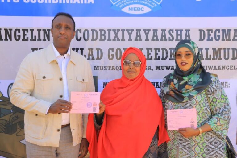 Guddoomiyaha Guddiga Doorashooyinka oo Gaalkacyo ka daah-furay diiwaangelinta codbixiyayaasha