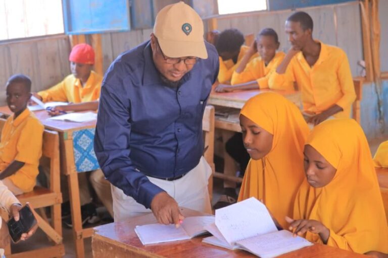 Wasiir Cadaay oo kormeeray dugsiyada degmada Matabaan