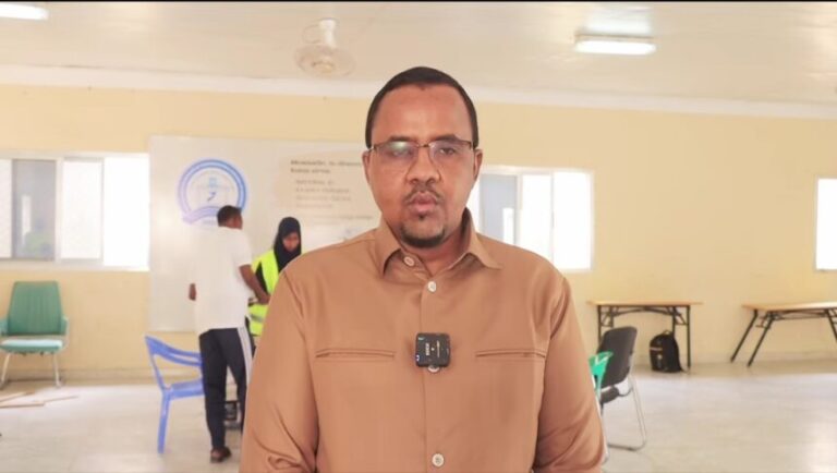 Guddiga Doorashooyinka Qaranka oo Degmada Hodan ka Daahfuray Qaybinta Kaarar-ka Codbixiyeyaasha