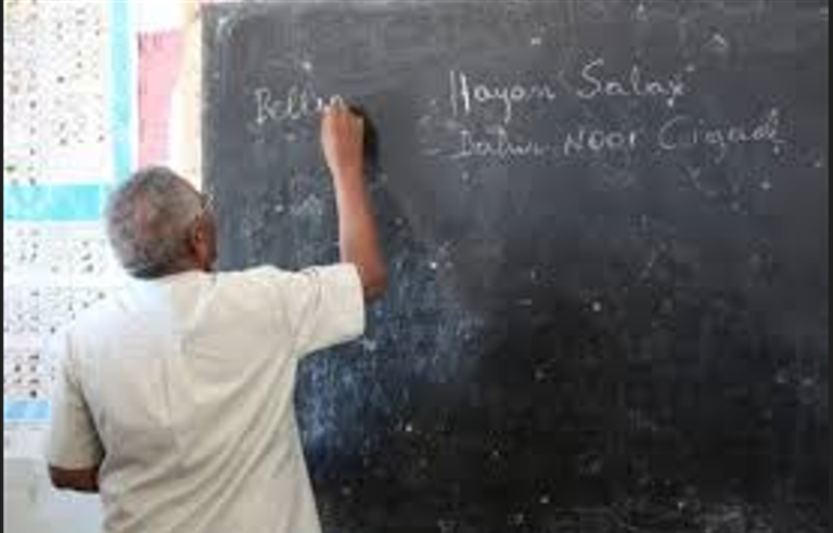 Macallinka waa barbaariyaha iyo hagaha Bulshada