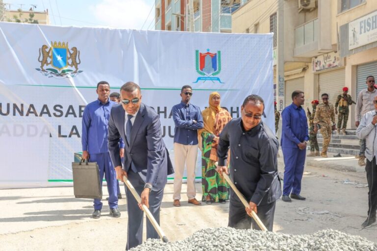 Ra’iisul Wasaare Xamsa oo dhagax-dhigay dhismaha laamiga degmada Wadajir