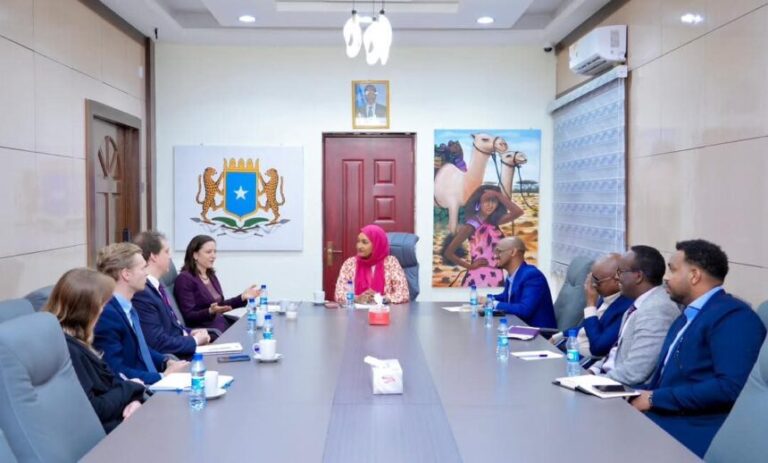 Wasiirka Qoyska oo Muqdisho kusoo dhaweysay Wafdi ka socda Boqortooyada Ingiriiska