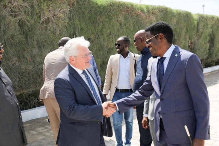 Wasiirka Amniga Gudaha oo Hey’adda UNDP kala wareegay gaadiid loogu talagalay hay’adaha amniga