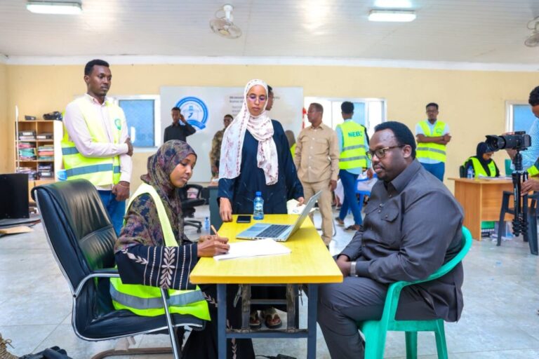 Ra’iisul Wasaasare kuxigeenka Dalka oo saaka qaatay Kaarka Cod-bixinta Doorashada