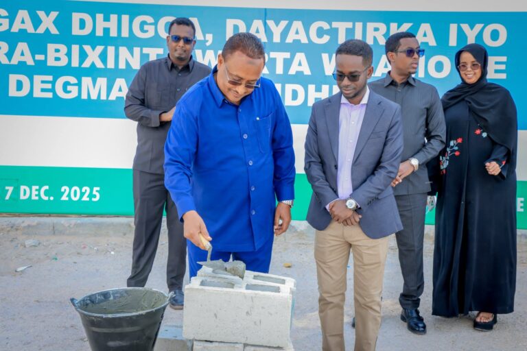 Guddoomiyaha Gobolka Banaadir oo dhagax-dhigay dayactirka Warta Boondheere. 