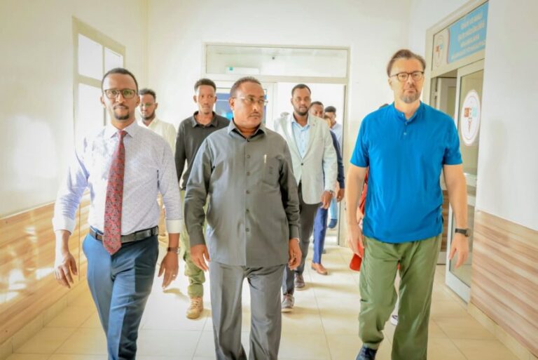 Duqa Muqdisho oo Booqday Qoys Waxyeello kasoo Gaartay Dab ka Kacay Degmada Howlwadaag