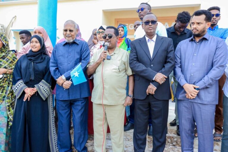 Mas’uuliyiin ka tirsan Dowladda oo kormeer ku tagay Degmada Kaaraan, halkaas oo ay ka socoto qaadashada Kaarka Codbixinta