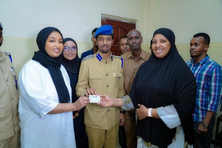 Wasiirka Qoyska oo kaarka codeynta ka qaadatay degmada Shingaani ee gobolka Banaadir