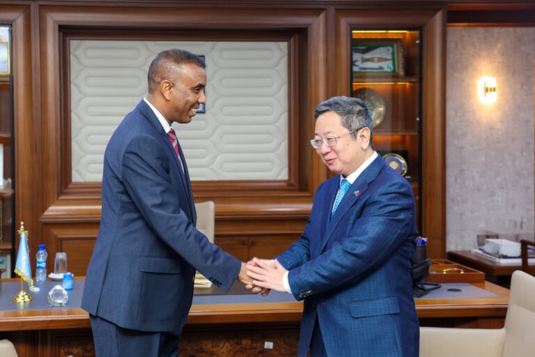 Ra’iisul Wasaare Xamse oo xafiiskiisa ku qaabilay Safiirka Shiinaha ee Soomaaliya.