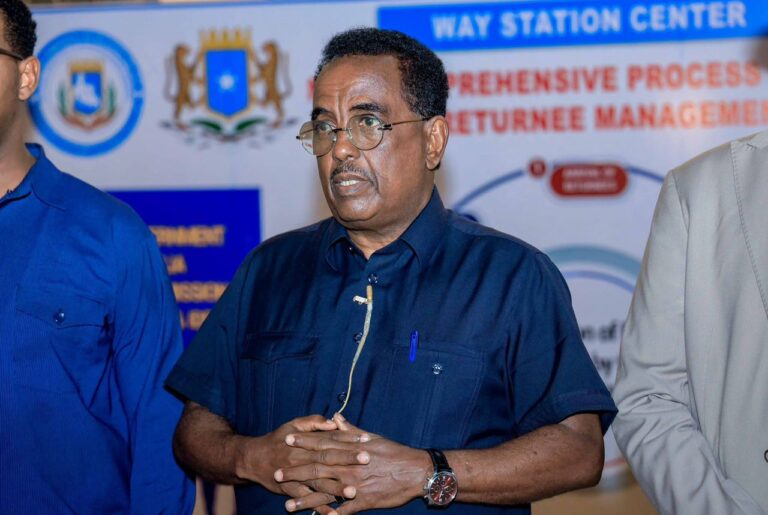 Wasiir Arrimaha gudaha XFS oo soo dhaweeyay muwaadiniin dib loogu soo celiyay dalka.