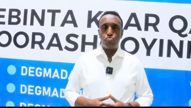 Guddoomiyaha Guddiga Doorashooyinka oo ka hadlay daabulidda qalabka codbixinta.