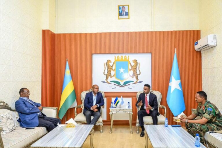 Wasiirka Gaashaandhigga Rwanda oo Muqdisho lagu soo dhaweeyay.