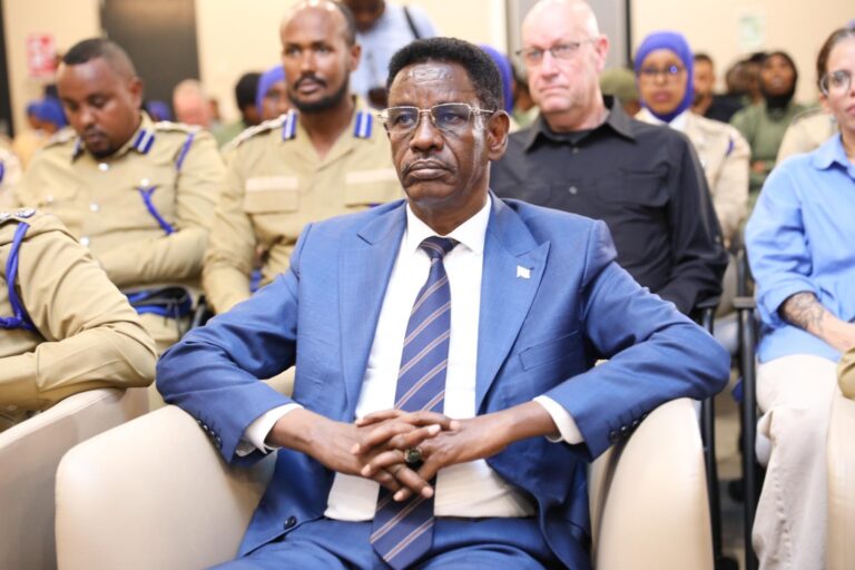 Wasiirka Amniga Gudaha Federaalka oo tababar u soo xiray gabdho ka tirsan Ciidanka Boliiska.