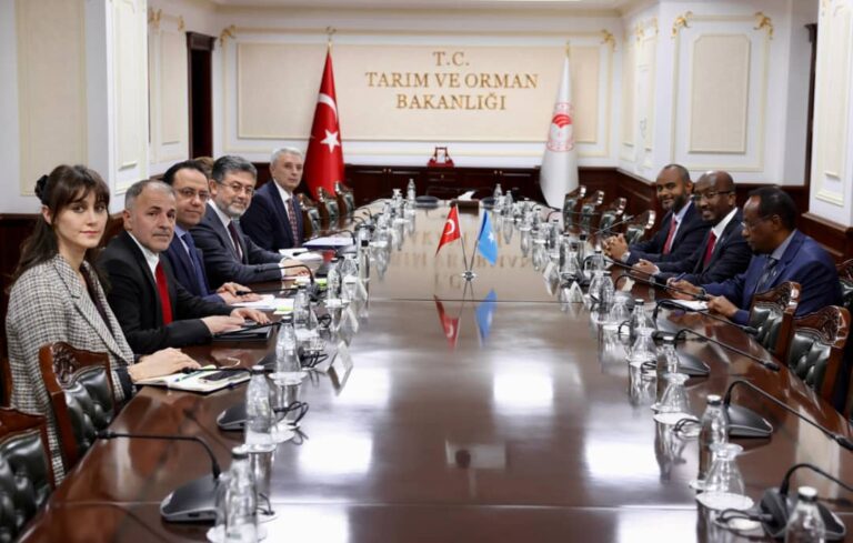 Wasiirka Kalluumaysiga Soomaaliya oo Ankara kula kulmay dhiggiisa Turkiga.