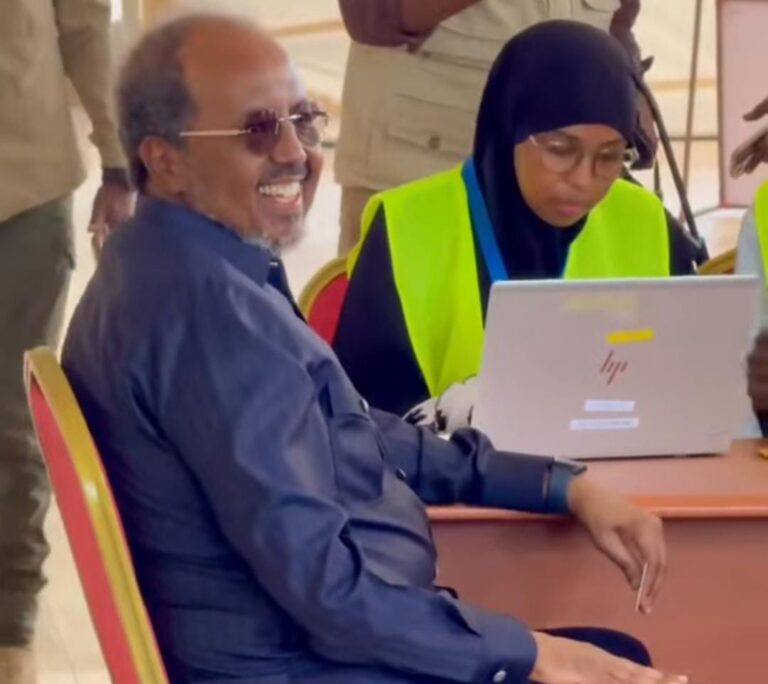 Madaxweyne Xasan Sheekh oo ka codeeyey Degmada Warta Nabadda ee Gobolka Banaadir.