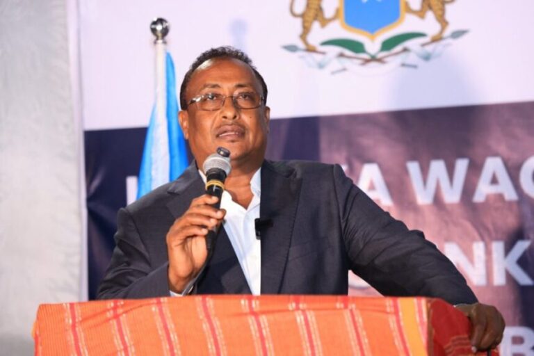 Guddoomiyaha Gobolka Banaadir oo shacabka Caasimadda ugu baaqay inay qaataan kaarka codbixinta