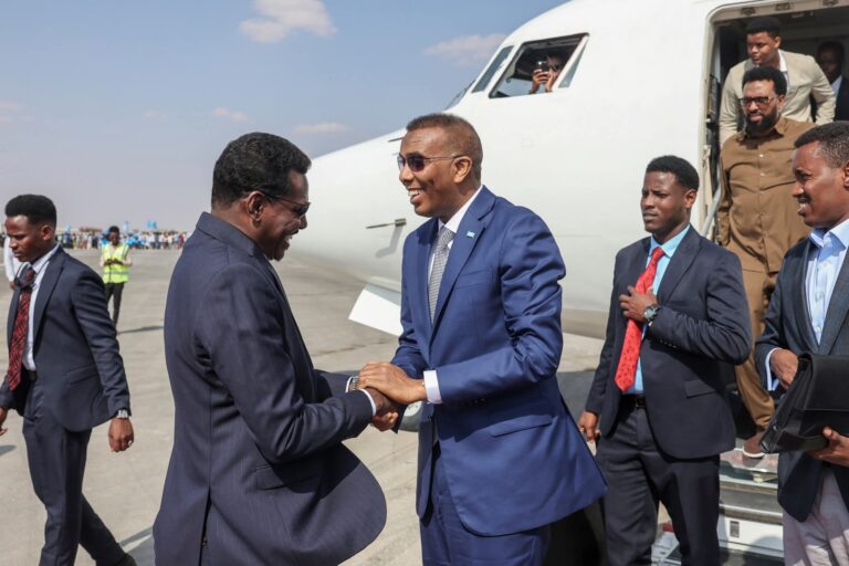 Ra’iisul Wasaare Xamsa oo si diirran loogu soo dhaweeyay Dhuusamareeb.