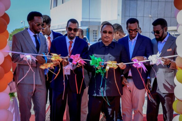 Guddoomiyaha gobolka Banaadir ayaa xarigga ka jaray Baakin casri ah oo laga hirgeliyey xayndaabka garoonka Aadan Cadde