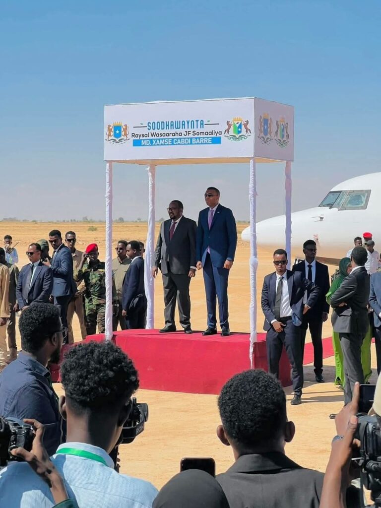 Ra’iisul Wasaaraha Soomaaliya Xamsa Cabdi Barre oo gaaray Laascaanood.