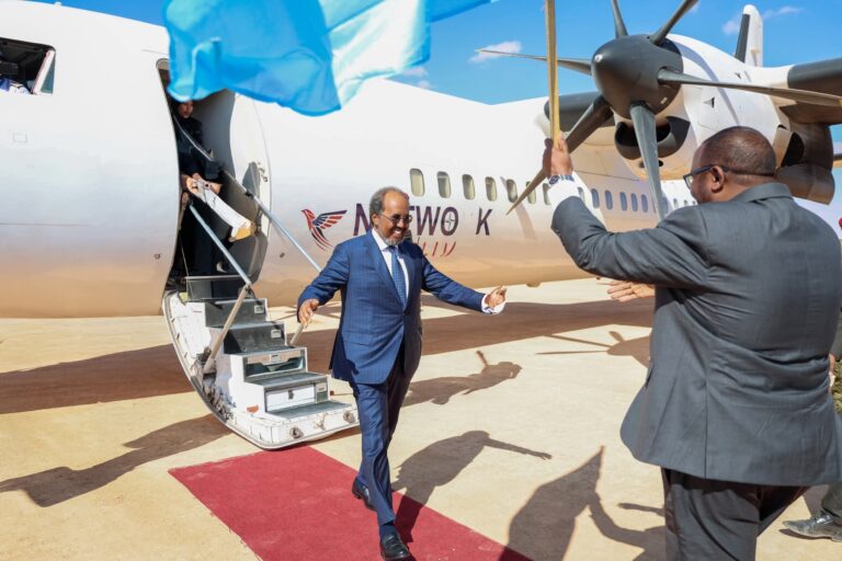 Madaxweynaha JFS Xasan Sheekh Maxamuud oo si weyn lagu soo dhaweeyay Laascaanood .